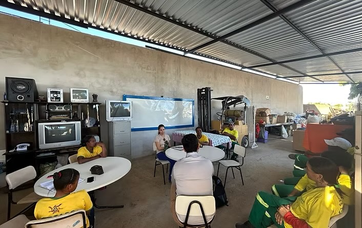 Equipe da cooperativa de agentes ecológicos de Guanambi